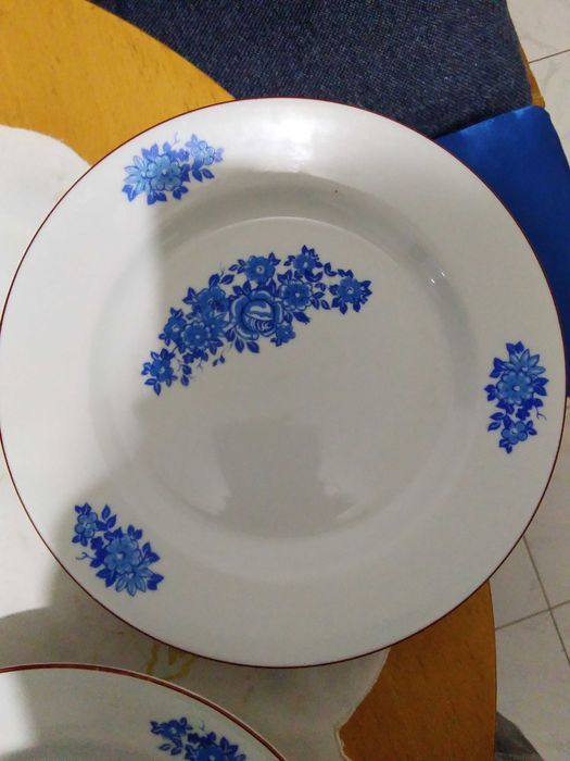 Порцеланови чинии, три вида - плитка, дълбока и по-малка