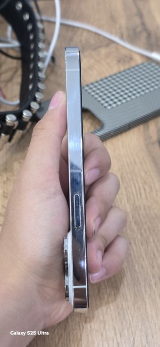 Iphone 14 pro 128 есть снизу чёрное пятно