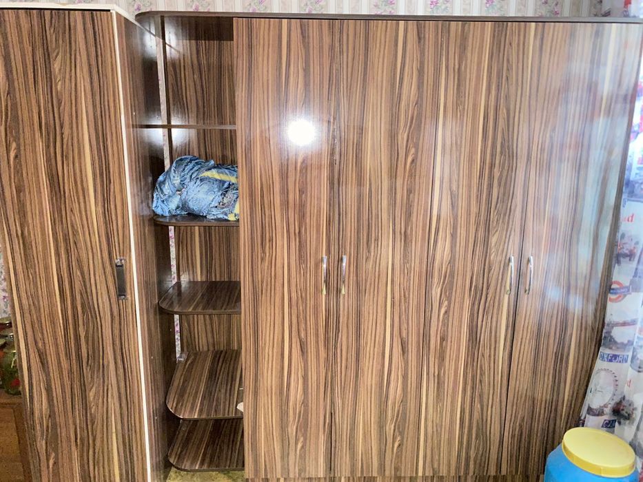 Большой шкаф для одежды