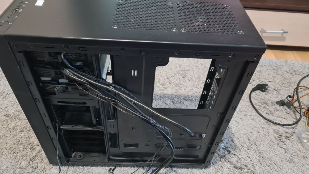 Vând  carcasa cu sursa și cd rom