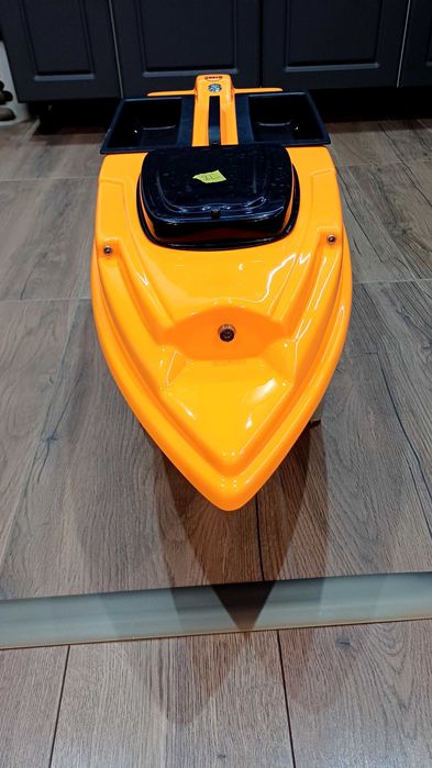 Нова лодка за захранка