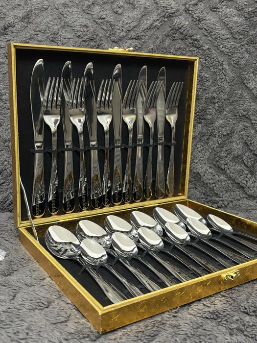 Tacamuri gravate pentru 6 persoane