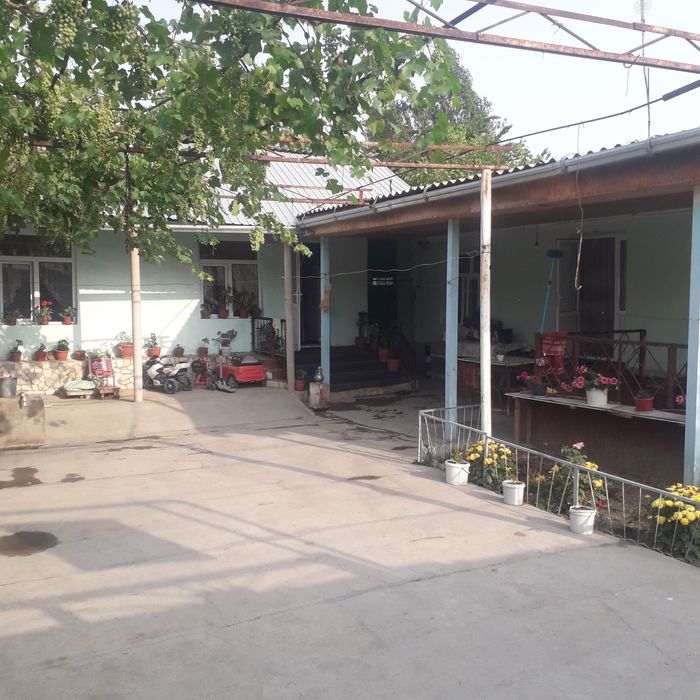 Уй сотилади 11сотих  6 хонали уй + 2 хона  времянка