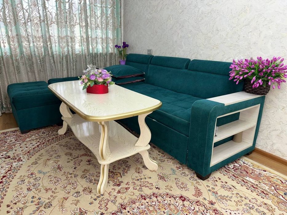 Диван столи билан сотилади