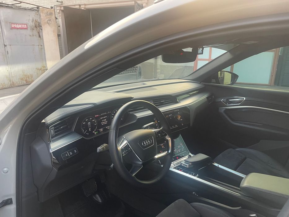 Audi 55quattro e-tron (408 л.с)