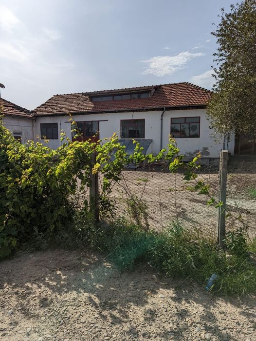 Casa + Spatiu Comercial + Subsol | 480mp Utili | Teren 1000mp | Locatie la strada principala | Campineanca