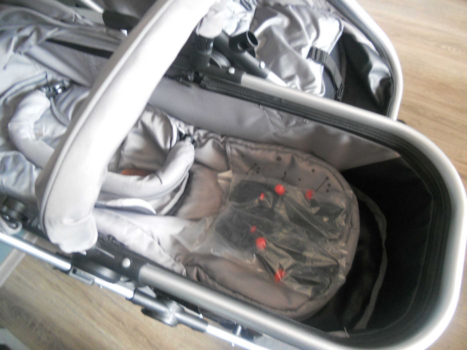 Детска количка за близнаци.