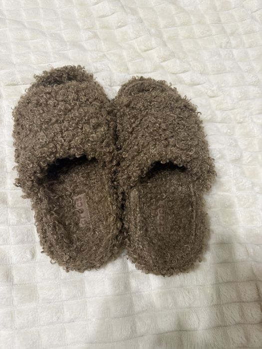 Чехли Crocs.