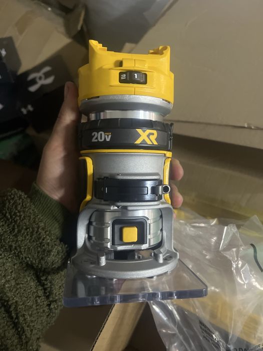 Продам Фрезер кромочный DeWALT DCW600B