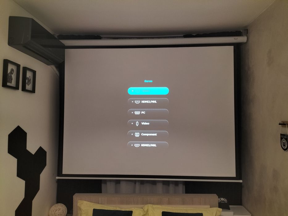 Videoproiector home-cinema BenQ W2000 și ecran de proiecție electric, impecabil.