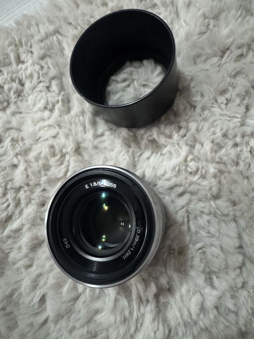 Sony 50mm f1.8 OSS (Argintiu) - Obiectiv Portret cu Stabilizare