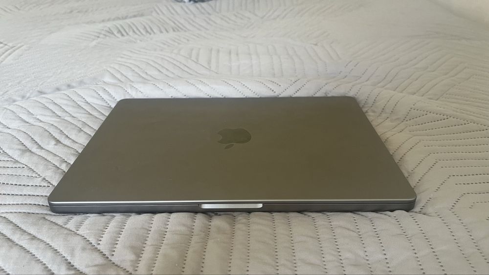 Mac book 14 pro на чипе m2 pro