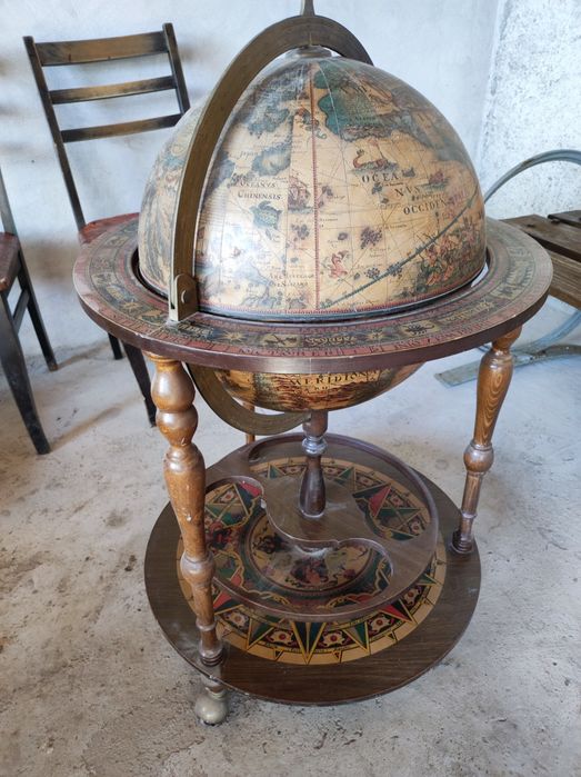 Старинен глобус за алкохол