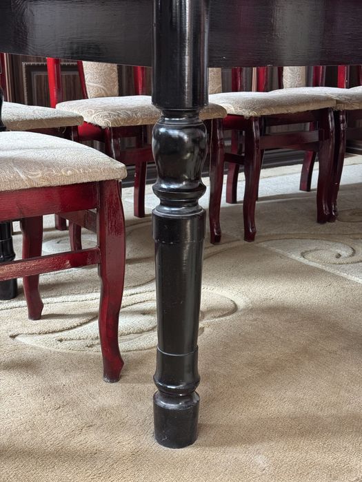 Гостевой стол с 12 стульями