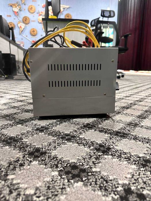 Акумлятор зарядник срочно сотилади 12/24 volt заряд