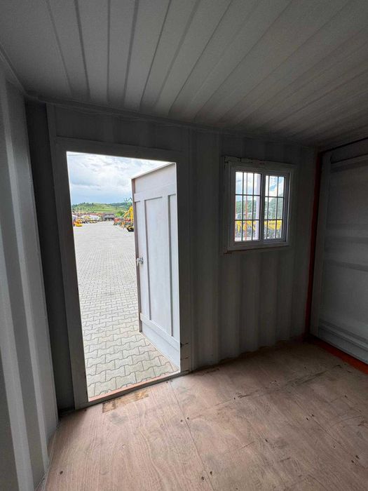 Container maritim mărime 3.00x2,23x2,51 cu usă si geam pe lateral