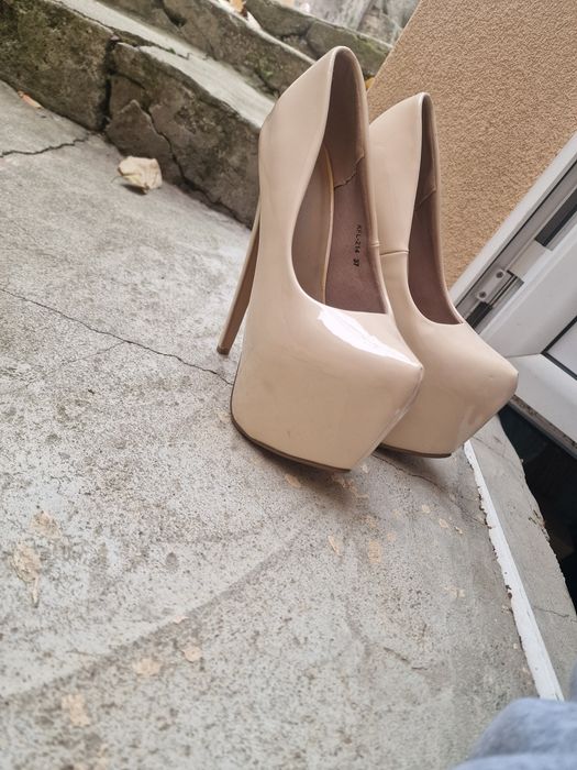 Обувки с висок ток