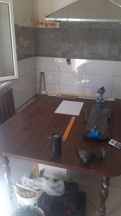 Красиво клеем кафель