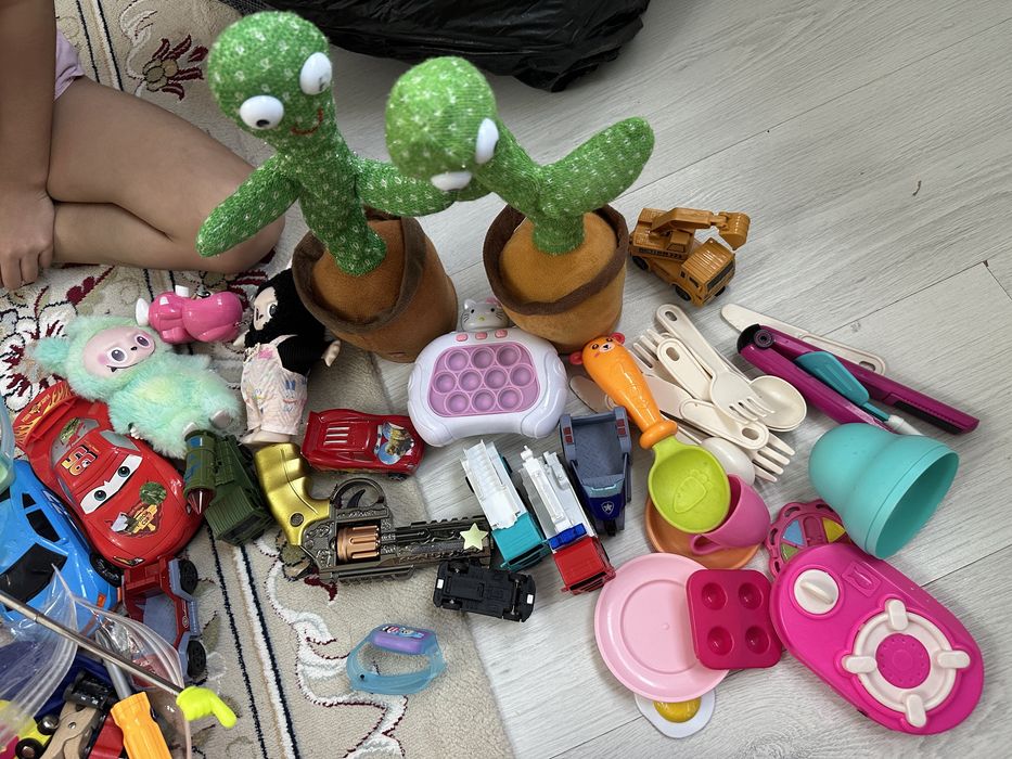 Отдам бесплатно игрушки и детский рюкзак