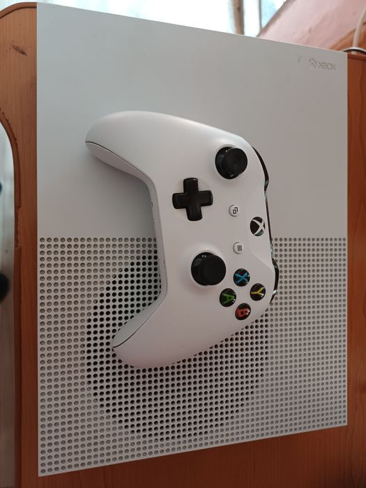 Vând xbox one s  in stare f buna