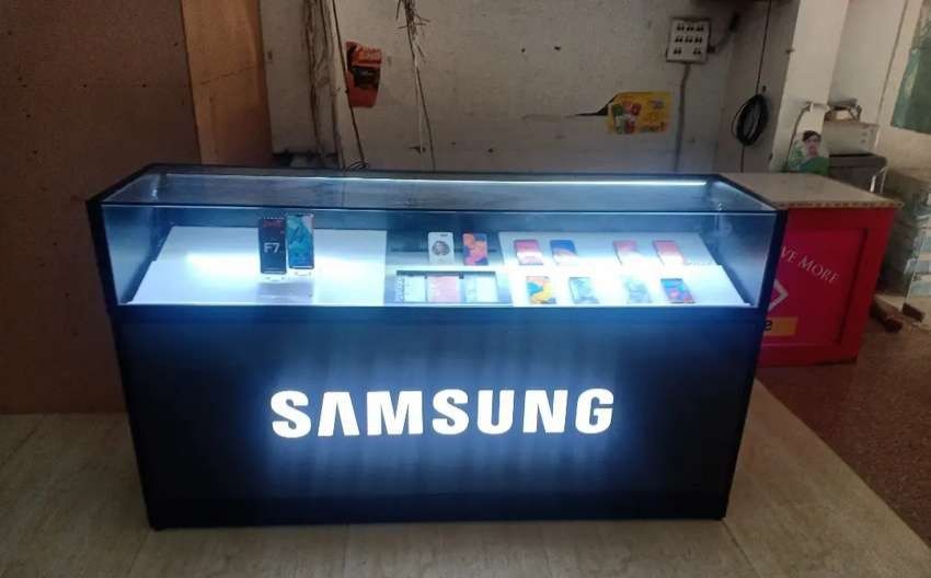 по вашему заказу изготовим мебельный витрину, стеллаж, ресепшн