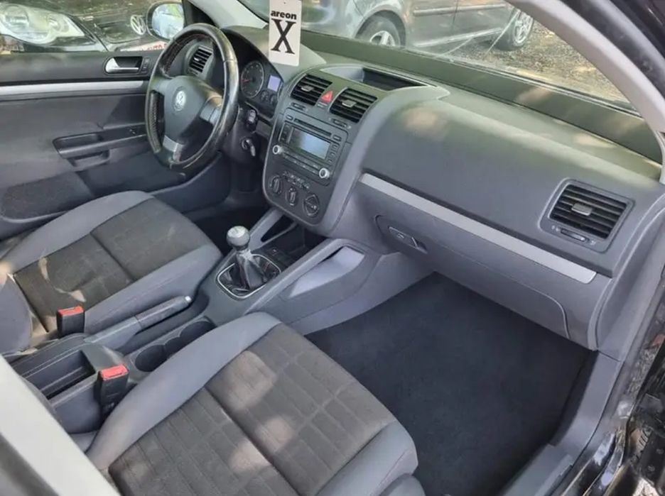 Продавам ВСЯКАКВИ части за Голф 5, имам над 10 голфа с различни двигат