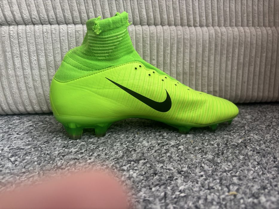Продавам Бутонки Nike Mecurial Superfly V FG почти в чисто нов вид.Цената е 60€
