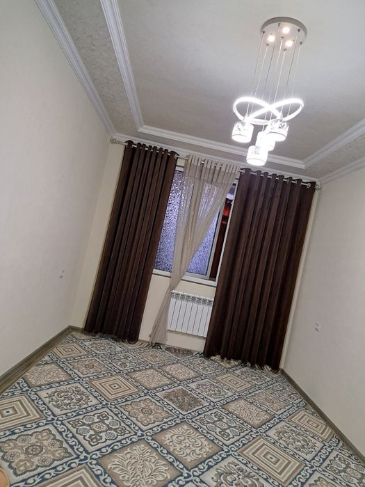 Navoiy shahar 1 etaj 2xonali uy sotiladi