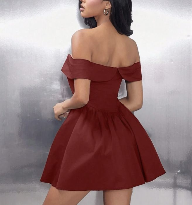 Червена дамска рокля