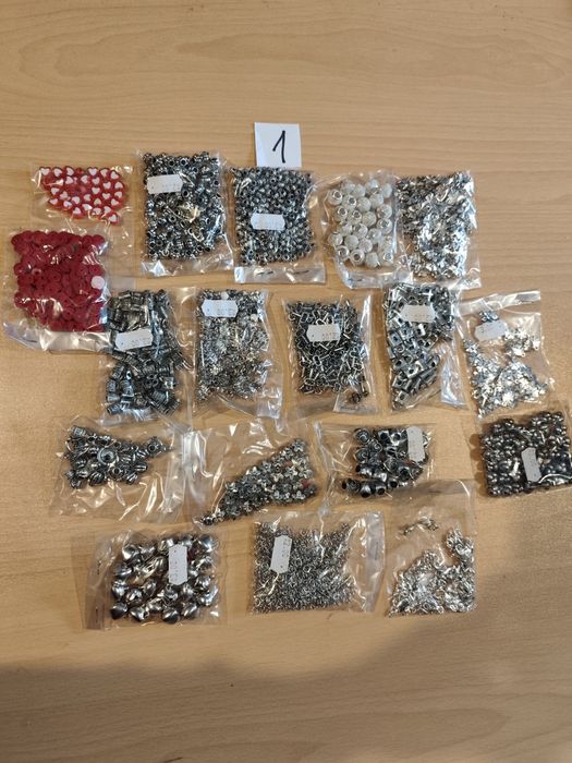 Мъниста и материали за мартеници