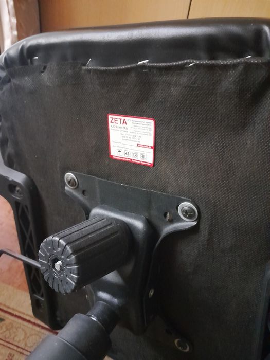 Продам кожаное кресло офисная.