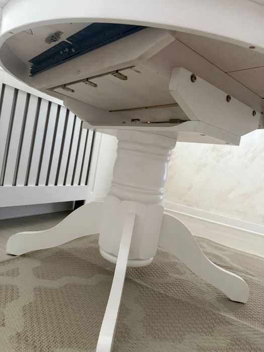 Masa  alba rotunda extensibile, din lemn