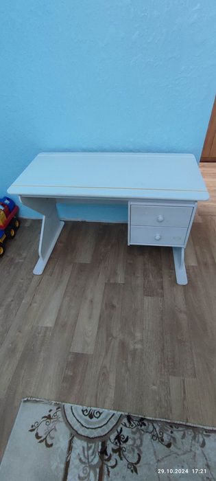 Продам парту детскую