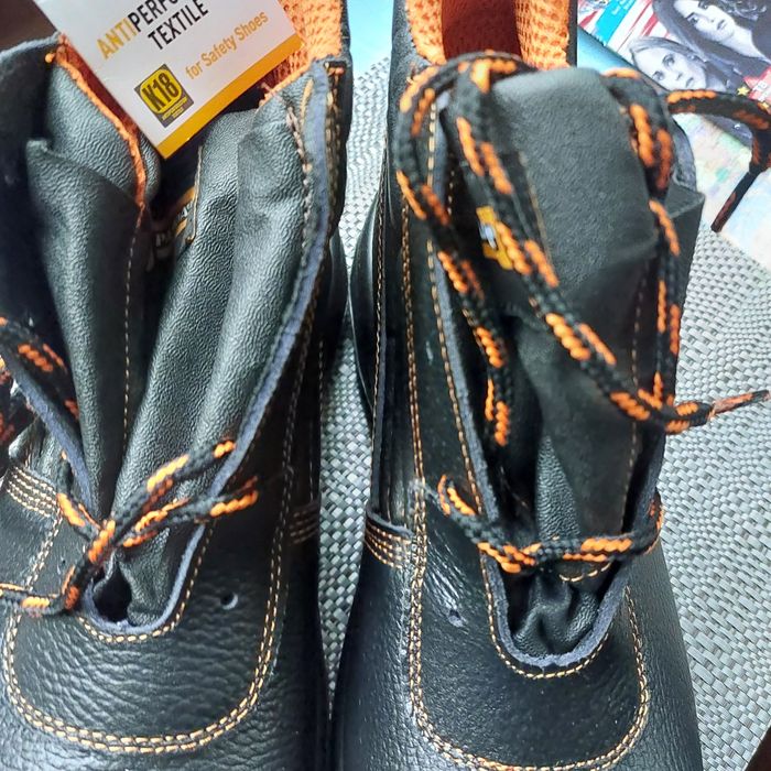 Продавам чисто нови мъжки работни обувки и ботуши