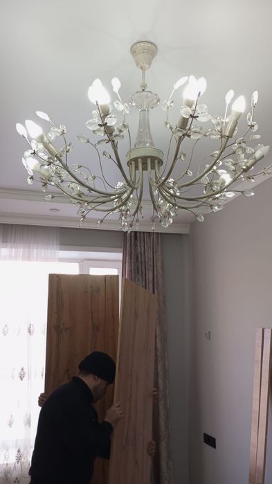 Люстра в зал белая!
