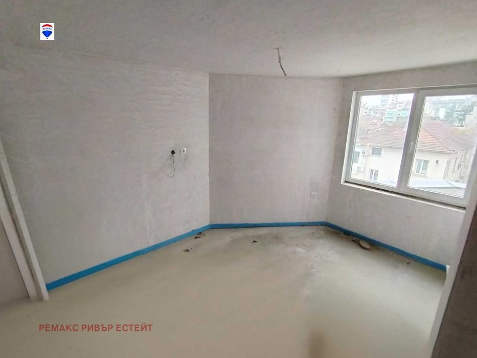 Продава се Двустаен апартамент в Русе, Център - 61 кв.м за 1053 €/кв.м - Снимка #2