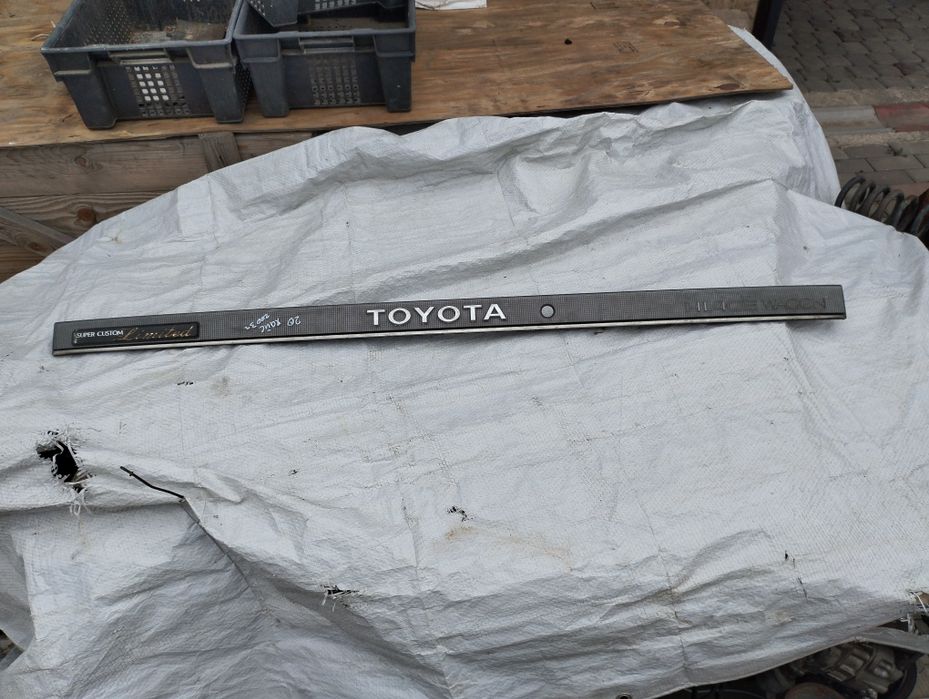 Toyota hiace 2003 год декоративная планка на крышку багажника