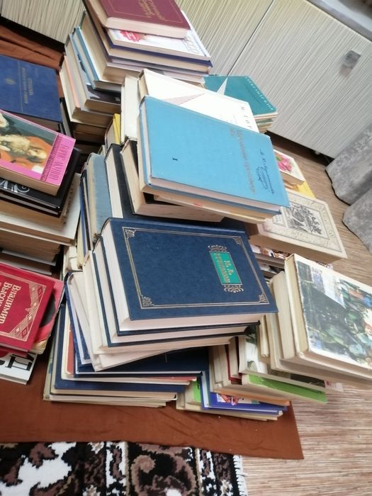 Книги, художественные, разные.