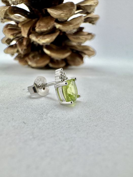 Сребърни обеци с естествен перидот