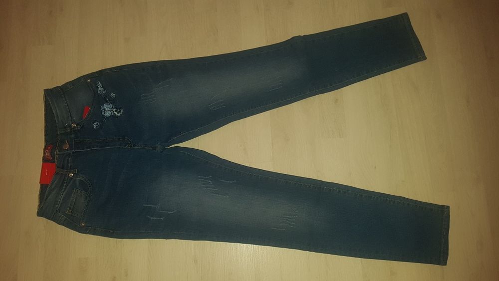 Blugi cu flori noi cu eticheta