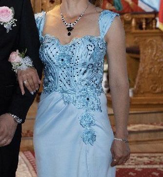 Rochie lunga crăpată pe picior