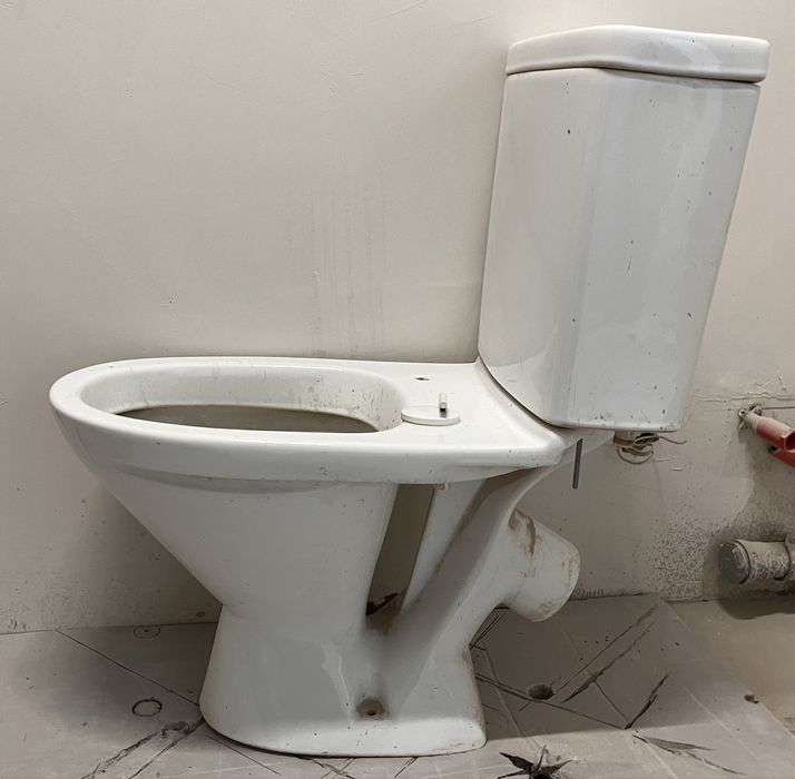 Продам унитаз б/у белый фаянс