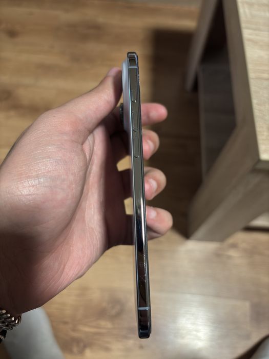 Vand Iphone AIR impecabil cu incarcator si fir negociabil