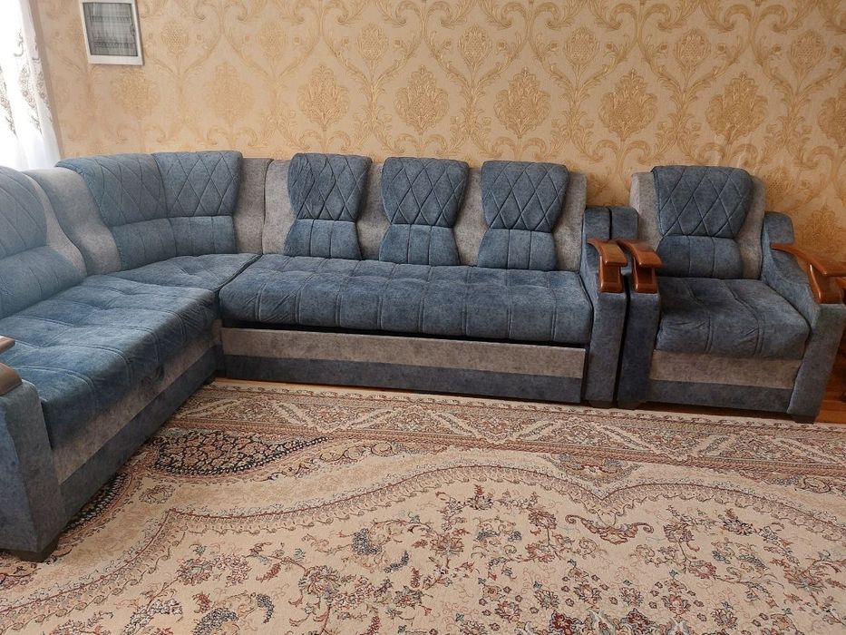 Удобный и можно превратить в кровать
