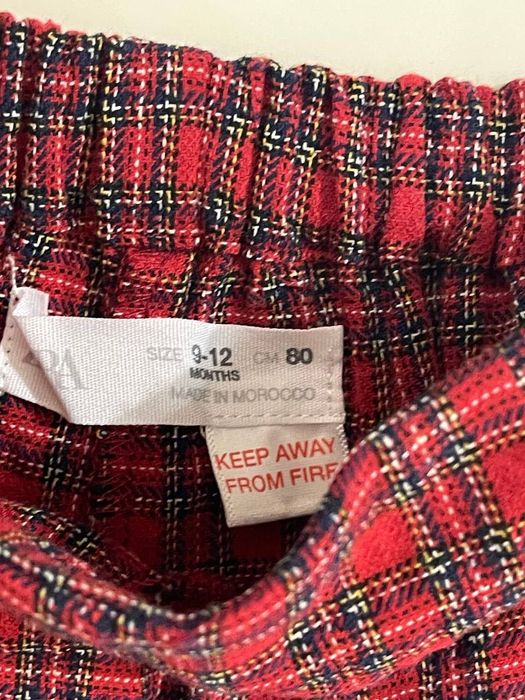 Червени детски шорти на Zara с красив каре десен.
Размер: 9–12 месеца.