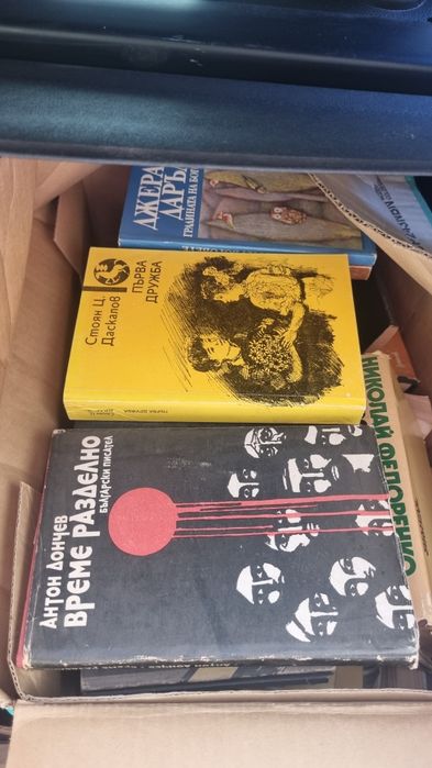 Книги различни около 100броя