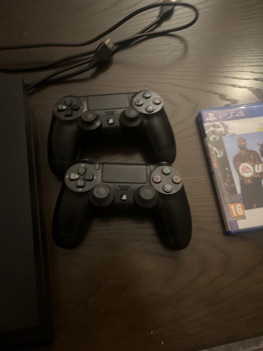 PS4 с 2 джойстика