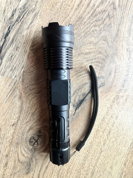 Lanternă reîncărcabilă prin cablu USB sau energie solară.
