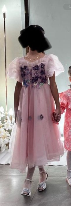 Продается платье нарядное на 7-8-9 лет