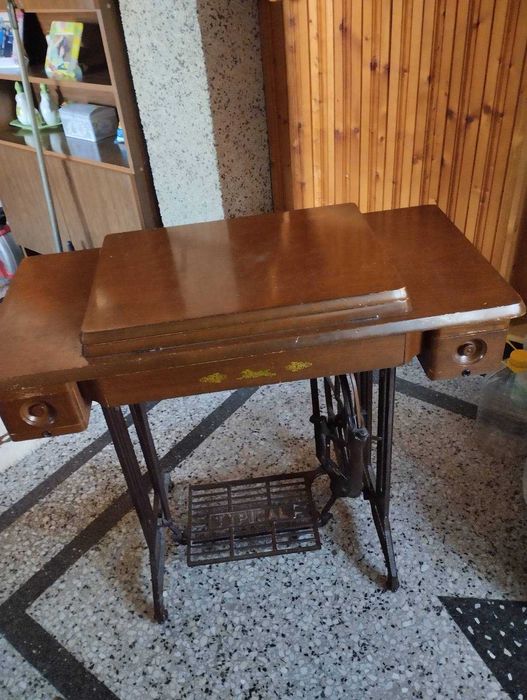 Антична крачна шевна машина ,може да се ползва и за тоалетка.